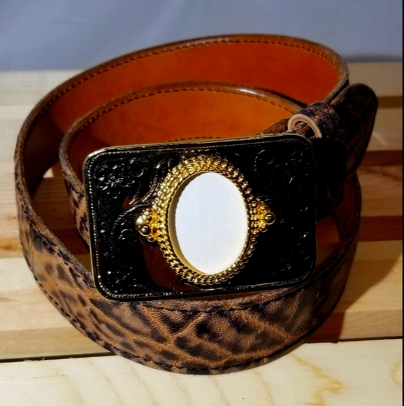 NWOT, western buckle,gold,rectangle, gem insert